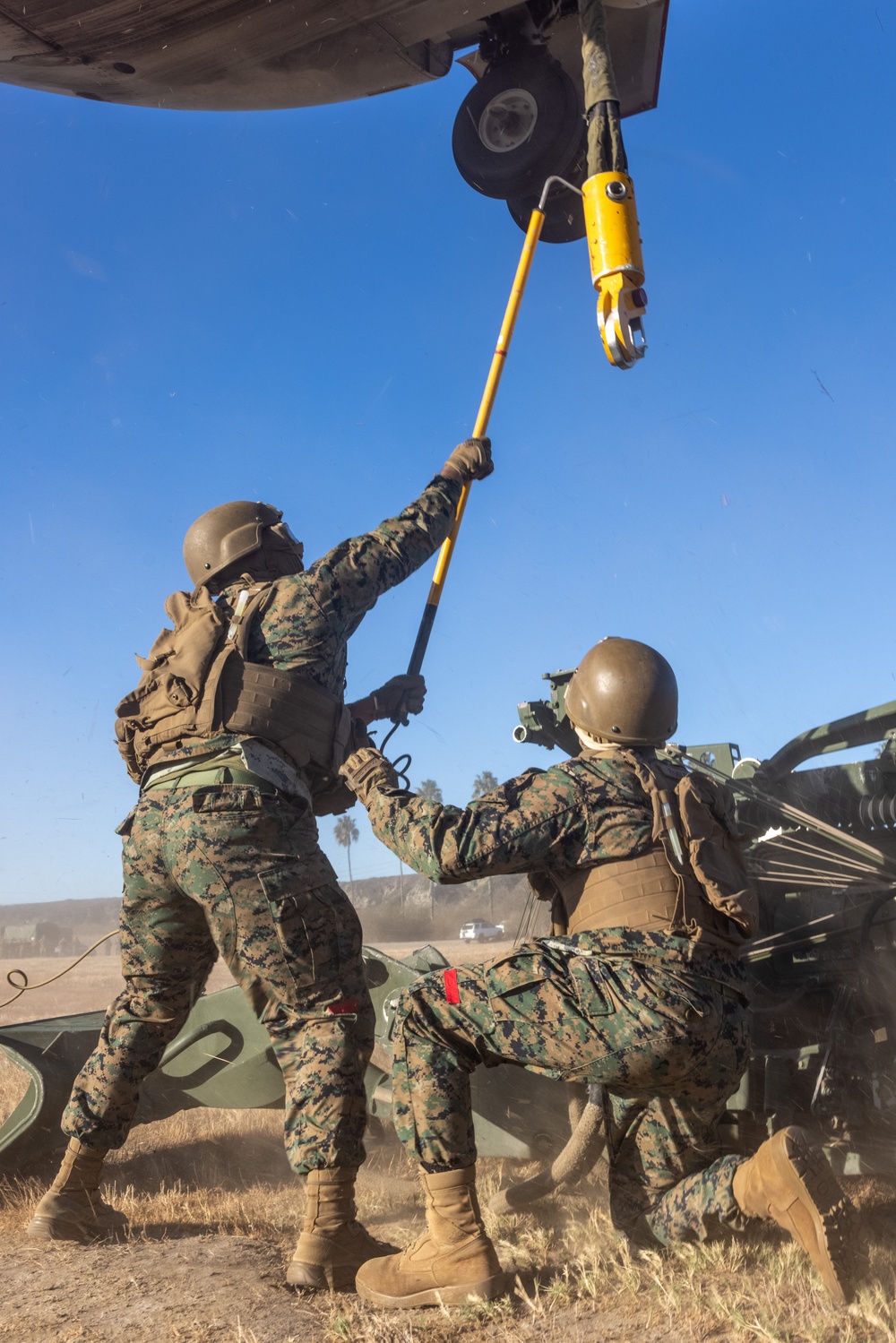 VMM-364 conducts lift operations of M777A2 lightweight 155 mm howitzer