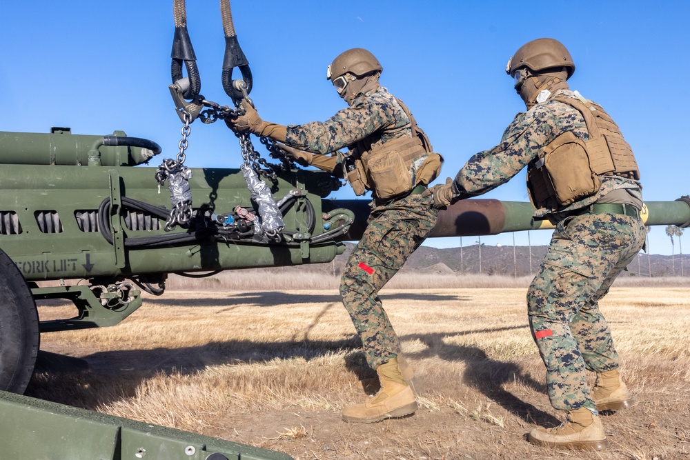 VMM-364 conducts lift operations of M777A2 lightweight 155 mm howitzer