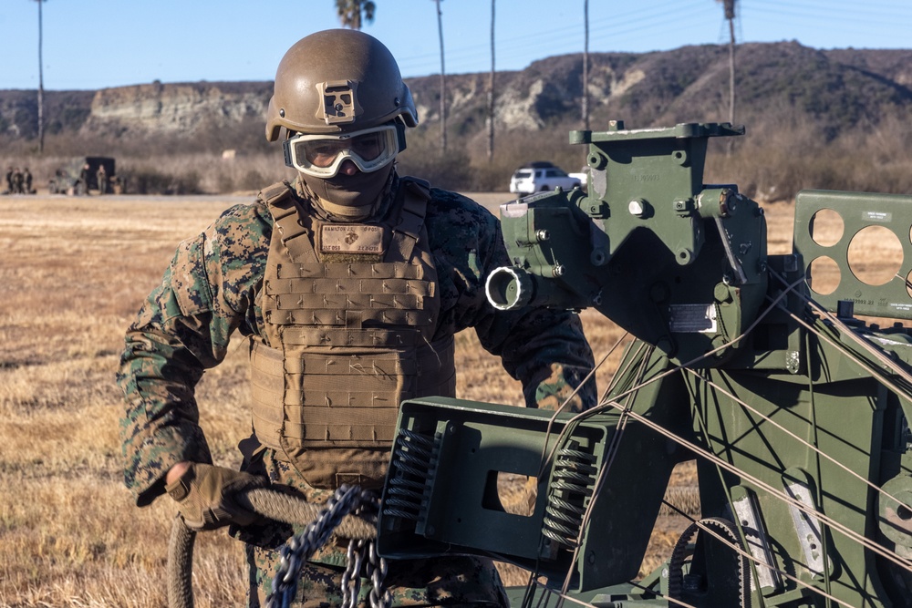 VMM-364 conducts lift operations of M777A2 lightweight 155 mm howitzer