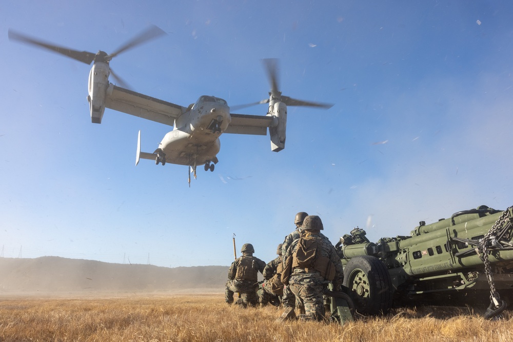 VMM-364 conducts lift operations of M777A2 lightweight 155 mm howitzer