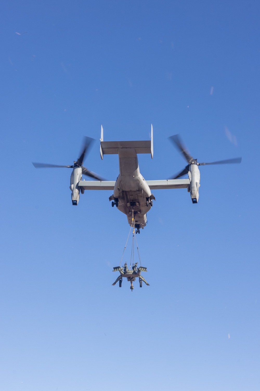 VMM-364 conducts lift operations of M777A2 lightweight 155 mm howitzer