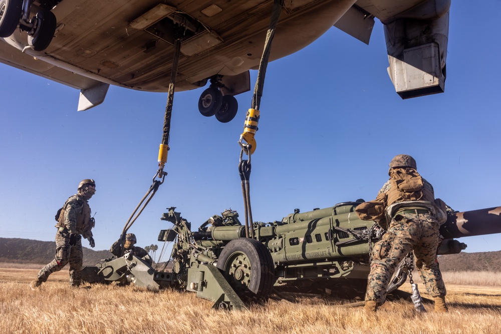 VMM-364 conducts lift operations of M777A2 lightweight 155 mm howitzer