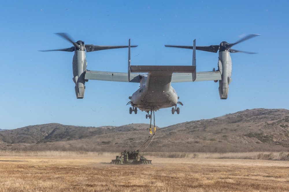 VMM-364 conducts lift operations of M777A2 lightweight 155 mm howitzer