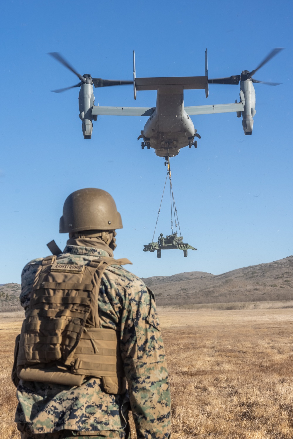 VMM-364 conducts lift operations of M777A2 lightweight 155 mm howitzer