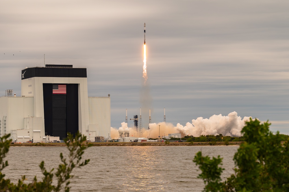 Starlink 12-4 Launches from CCSFS