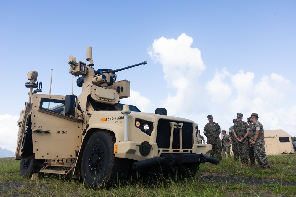 3d Marine Division Commanding General takes a look at the MADIS