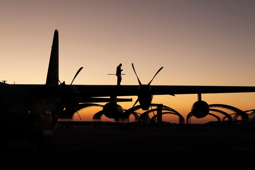 U.S. Marines with VMGR-252 prepare for a cold weather training exercise