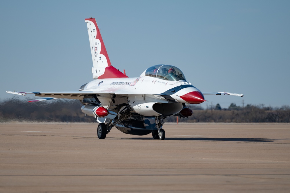 Thunderbirds visit Dyess to ensure airshow success