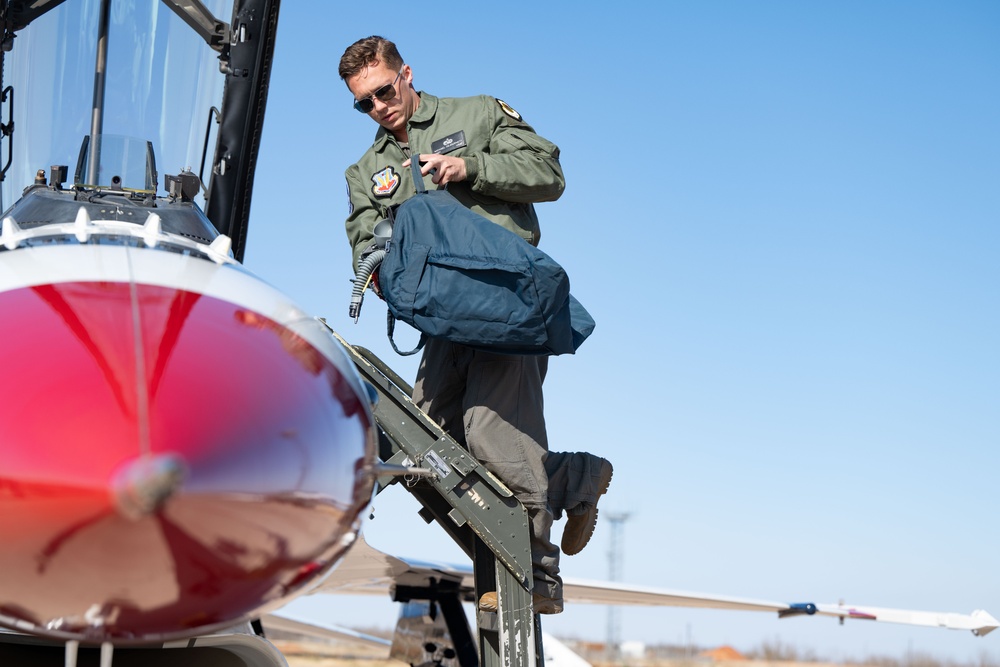 Thunderbirds visit Dyess to ensure airshow success