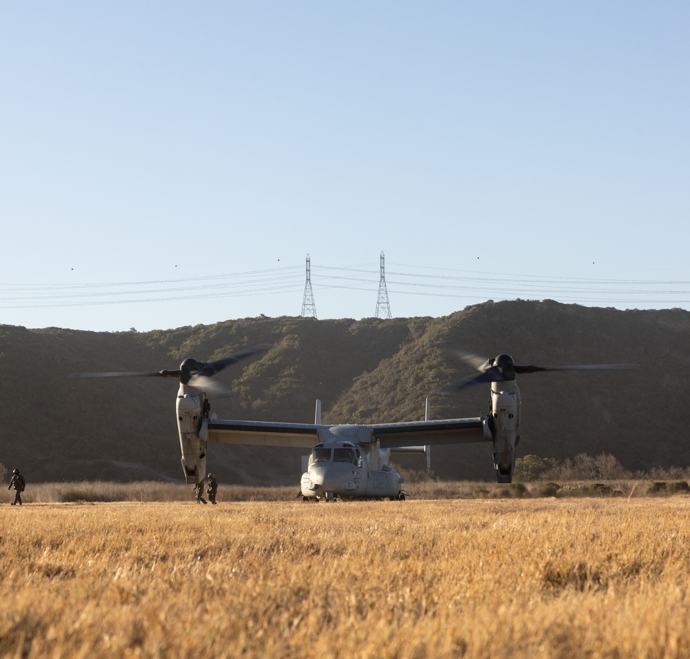 VMM-364 conducts lift operations of M777A2 lightweight 155 mm howitzer