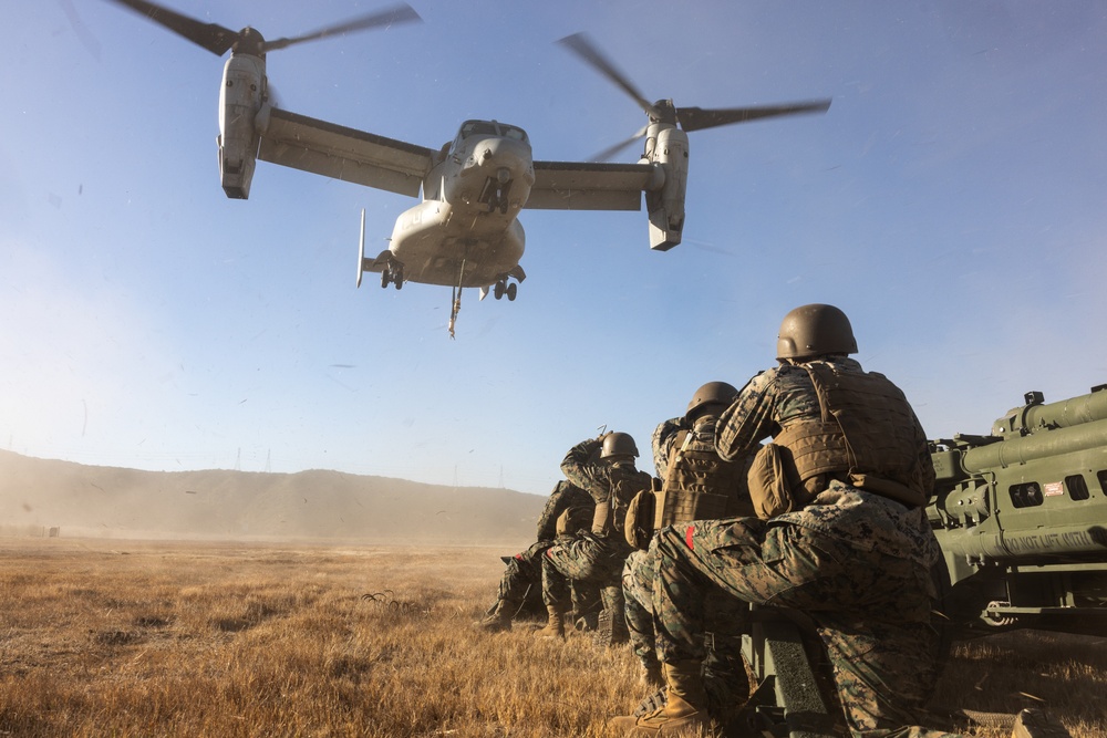 VMM-364 conducts lift operations of M777A2 lightweight 155 mm howitzer