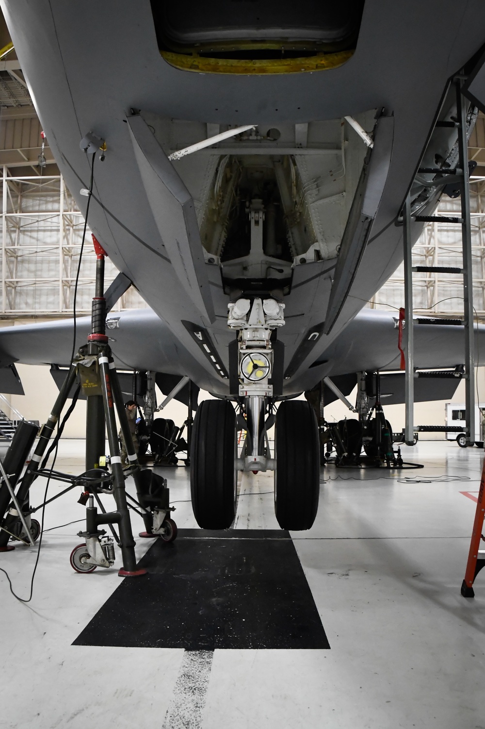 168th MXS Airmen perform Jack and Gear Swing on KC-135