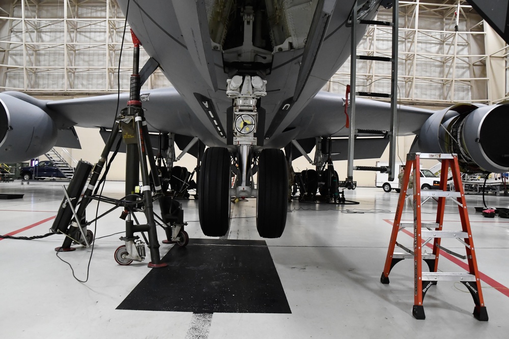 168th MXS Airmen perform Jack and Gear Swing on KC-135