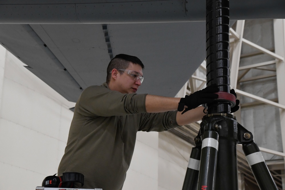 168th MXS Airmen perform Jack and Gear Swing on KC-135