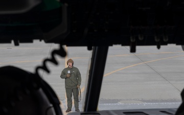 U.S. Marines with VMGR-252 participate in cold-weather training alongside the Royal Canadian Air Force