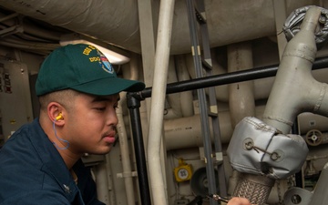 USS Sterett conducts routine operations as part of the Carl Vinson Carrier Strike Group