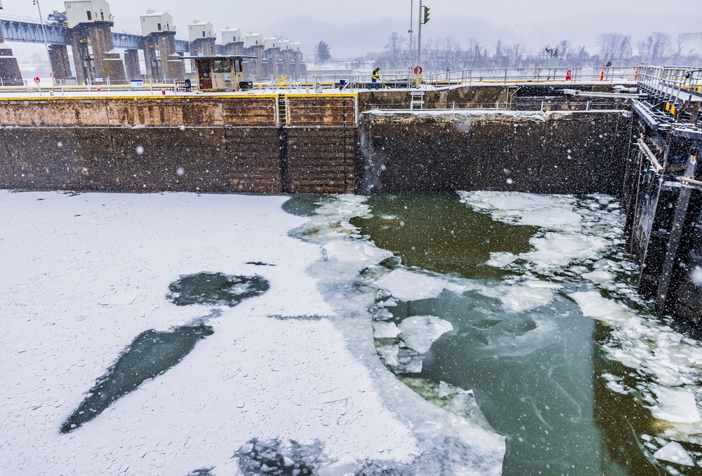 Inland navigation operations continues despite frozen Pittsburgh riverways