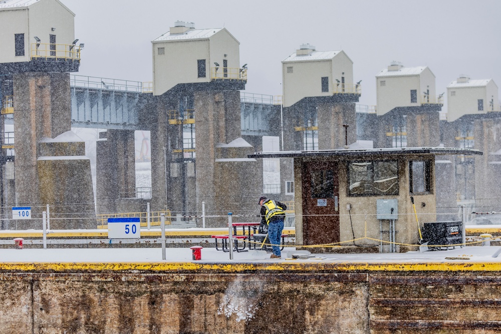 Inland navigation operations continues despite frozen Pittsburgh riverways