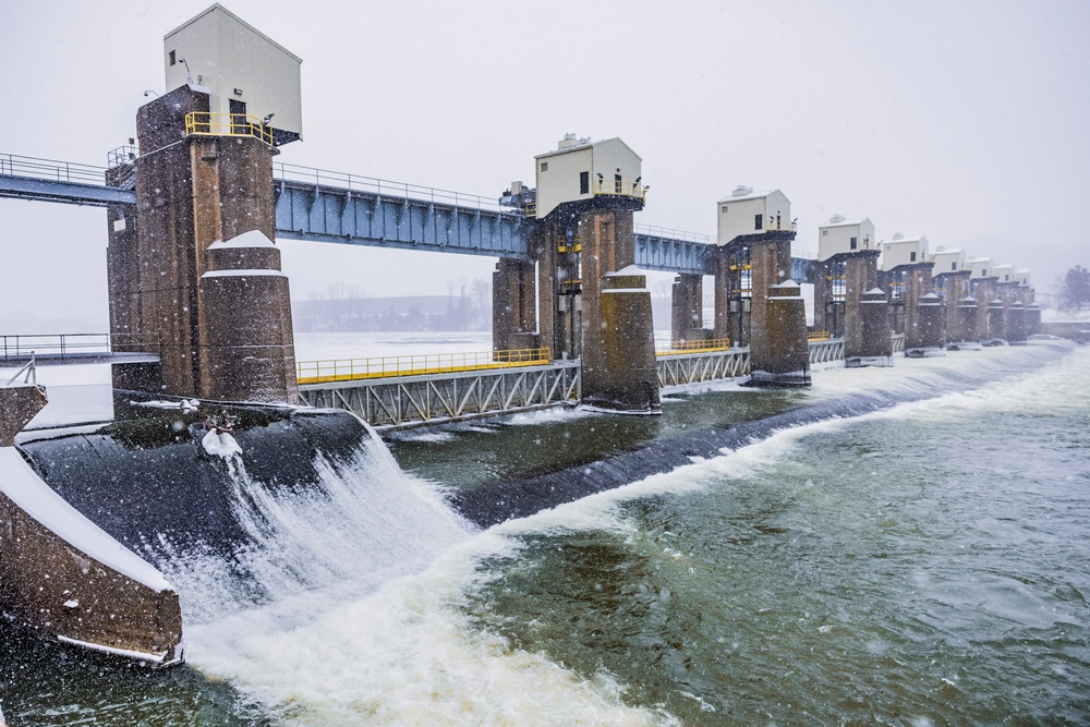 Inland navigation operations continues despite frozen Pittsburgh riverways