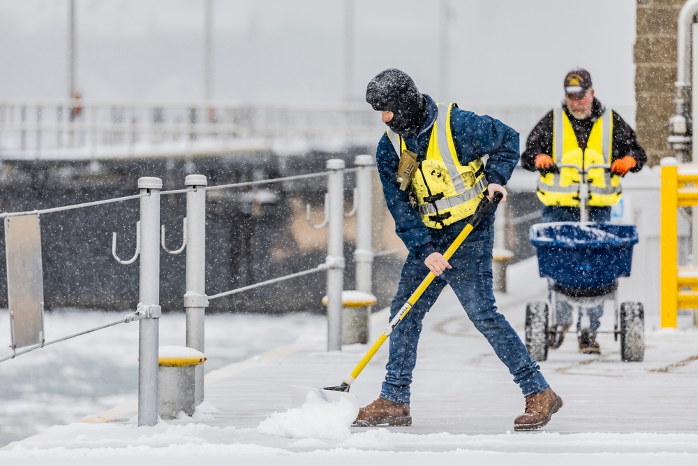 Inland navigation operations continues despite frozen Pittsburgh riverways