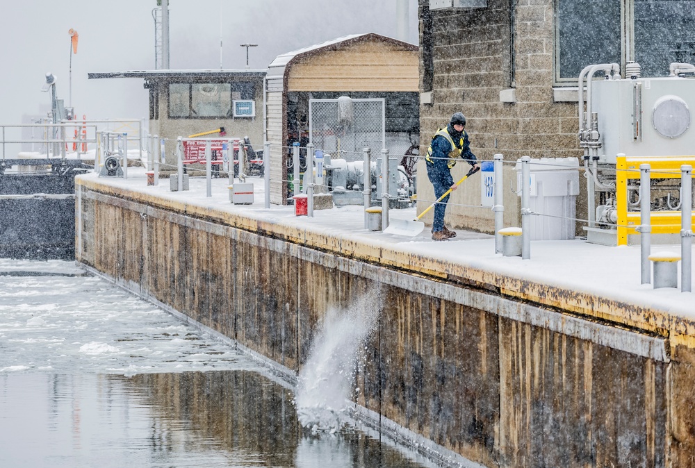 Inland navigation operations continues despite frozen Pittsburgh riverways