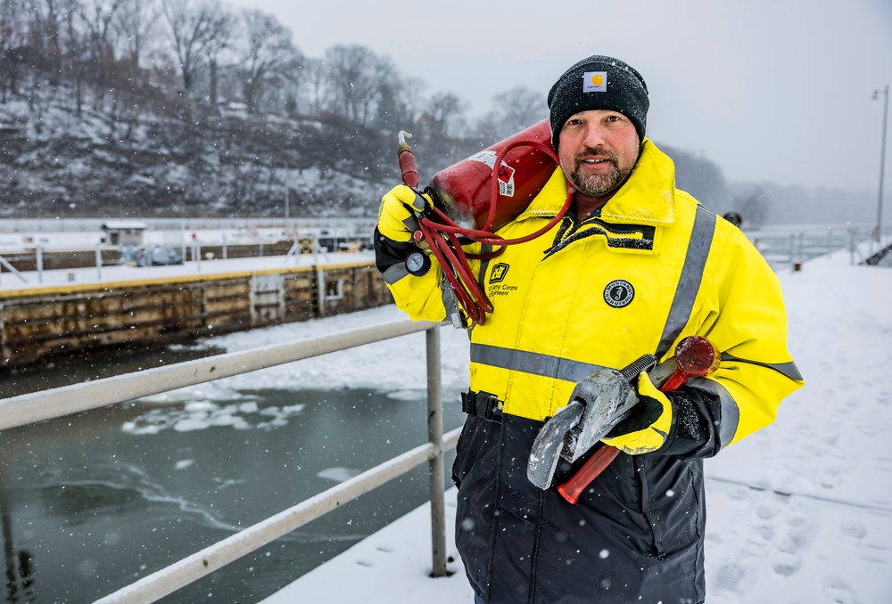 Inland navigation operations continues despite frozen Pittsburgh riverways