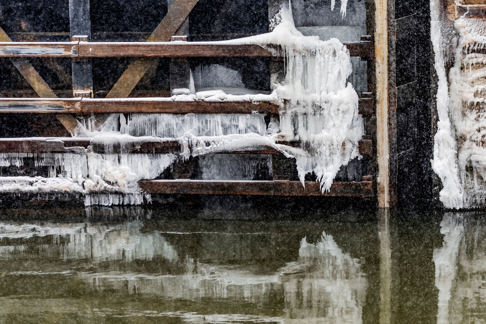 Inland navigation operations continues despite frozen Pittsburgh riverways