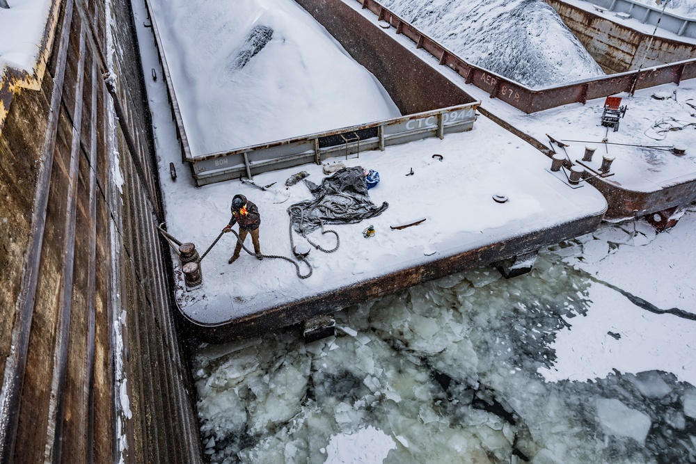 Inland navigation operations continues despite frozen Pittsburgh riverways