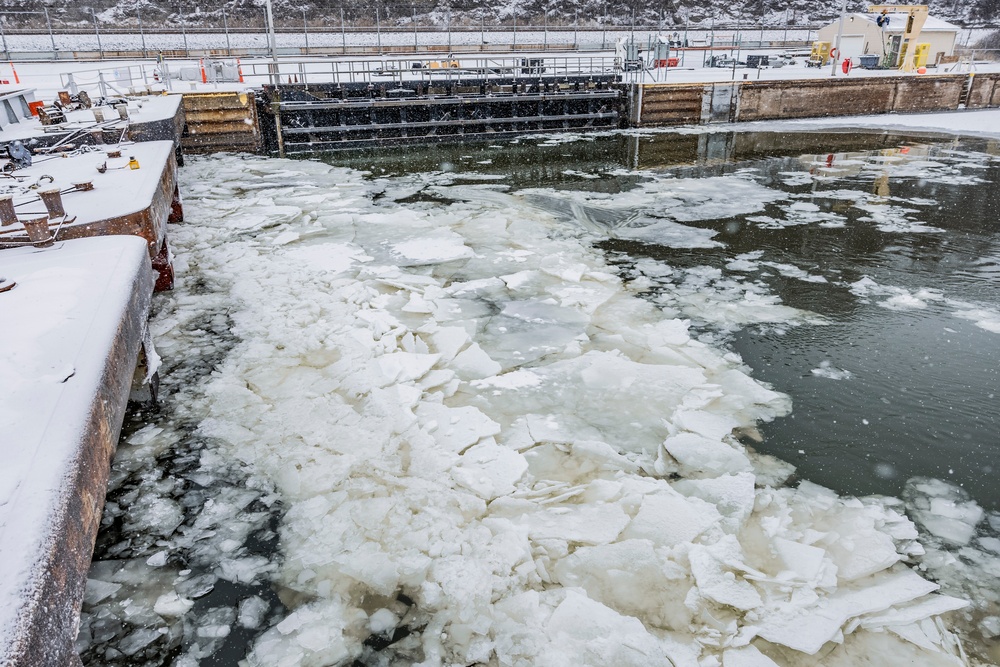 Inland navigation operations continues despite frozen Pittsburgh riverways