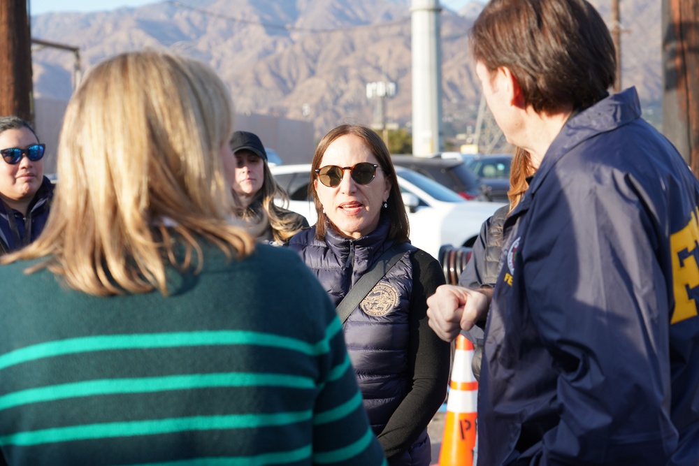 The Lieutenant Governor of California Visits FEMA's Disaster Recovery Center