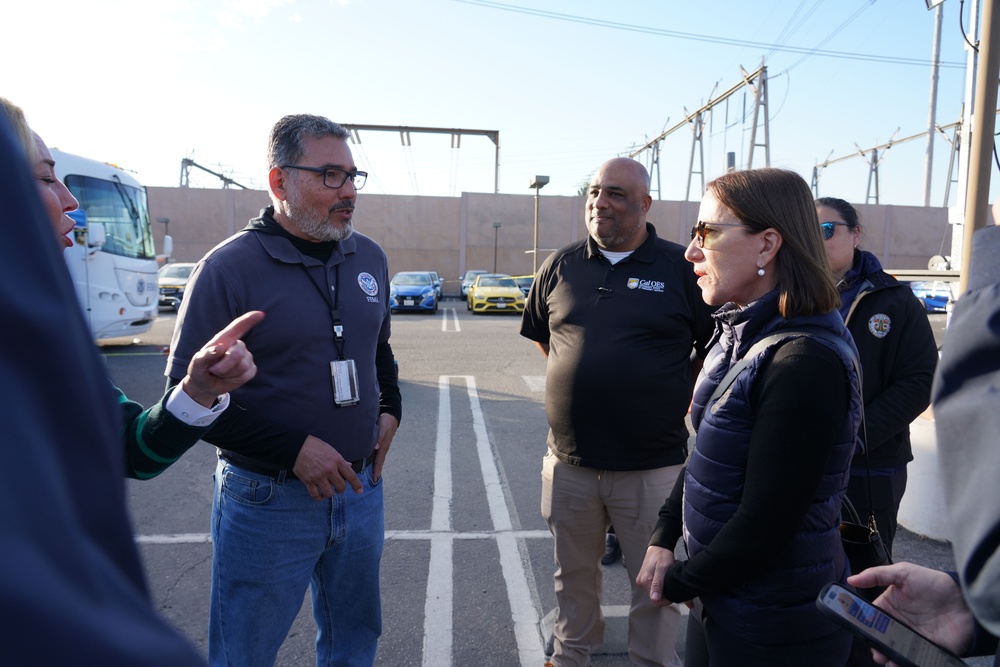 The Lieutenant Governor of California Visits FEMA's Disaster Recovery Center