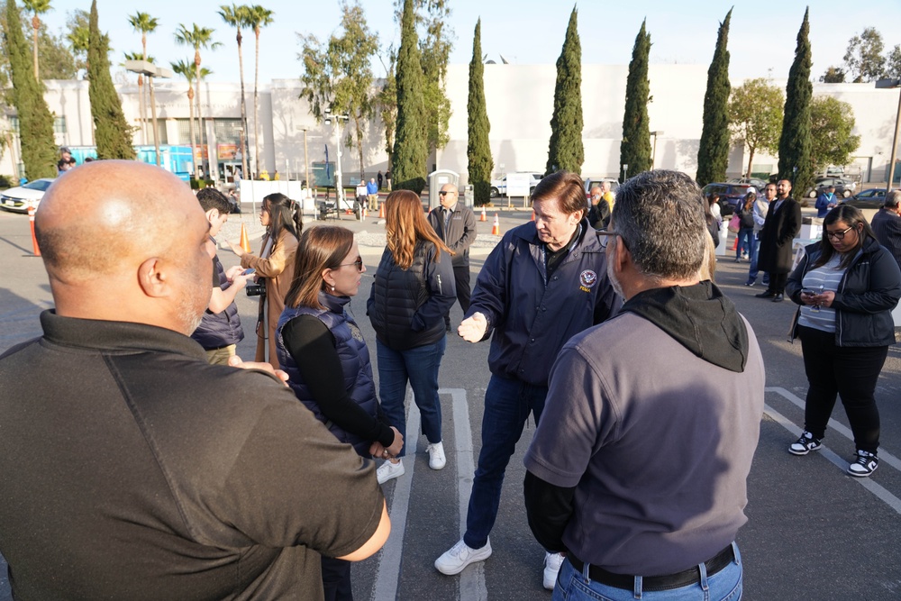 The Lieutenant Governor of California Visits FEMA's Disaster Recovery Center