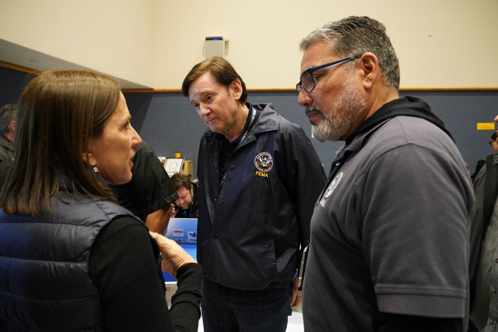 The Lieutenant Governor of California Visits FEMA's Disaster Recovery Center