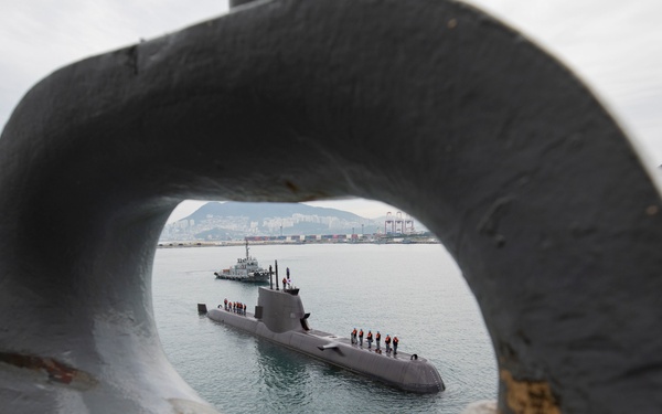 ROKS Ahn Jung-Geun moors alongside Emory S. Land