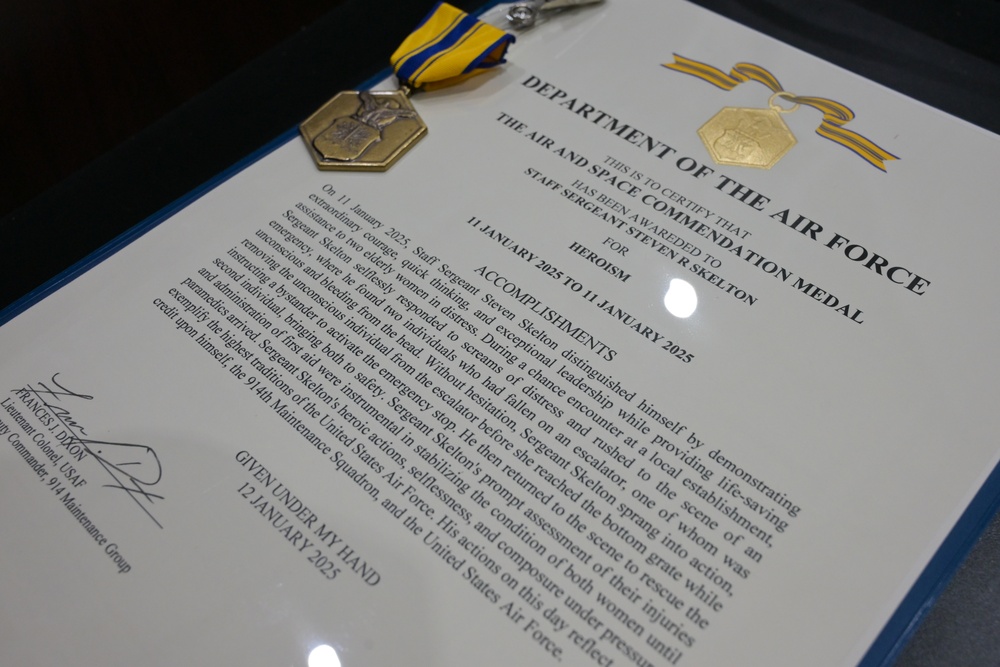 914th  Maintenance Squadron member receives commendation medal