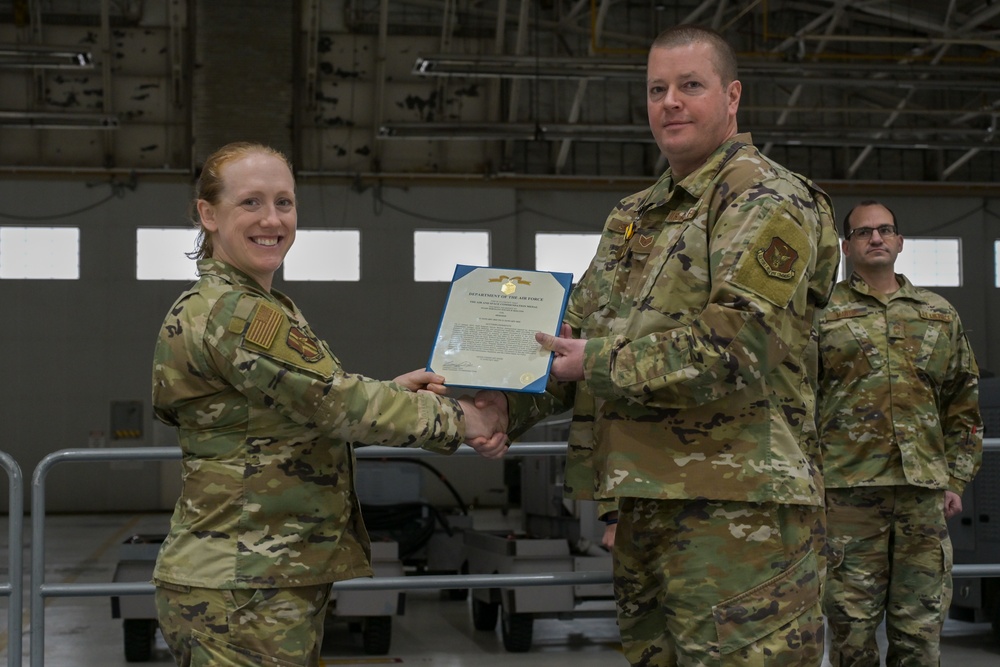 914th Maintenance Squadron commander presents commendation medal