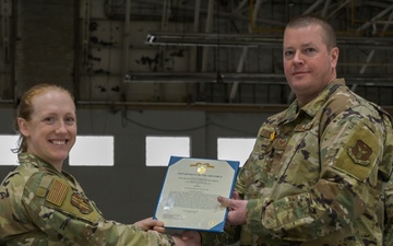 914th Maintenance Squadron commander presents commendation medal