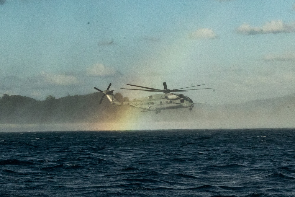 31st MEU | Maritime Raid Force conducts Helocast Training