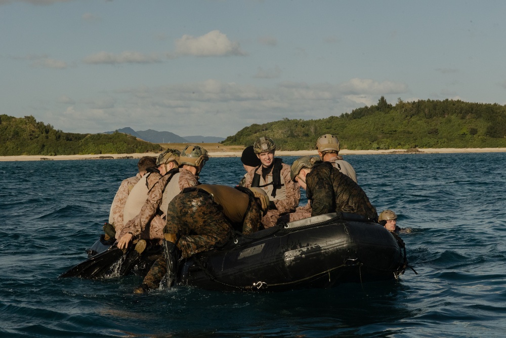 31st MEU | Maritime Raid Force conducts Helocast Training