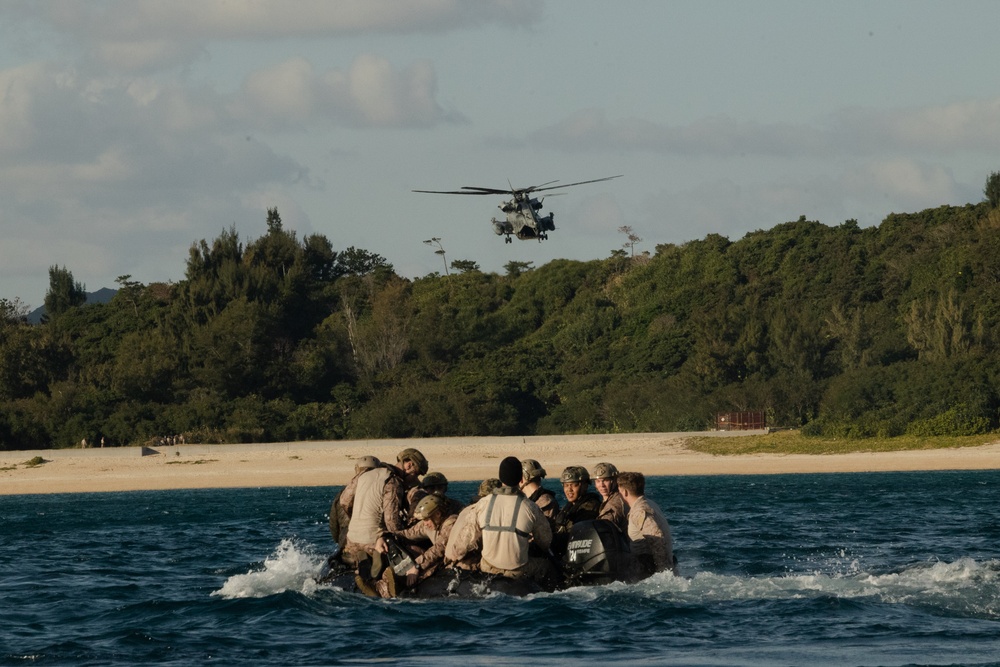 31st MEU | Maritime Raid Force conducts Helocast Training