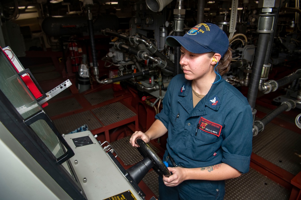 USS Sterett conducts routine operations as part of the Carl Vinson Carrier Strike Group