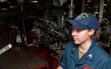 USS Sterett conducts routine operations as part of the Carl Vinson Carrier Strike Group