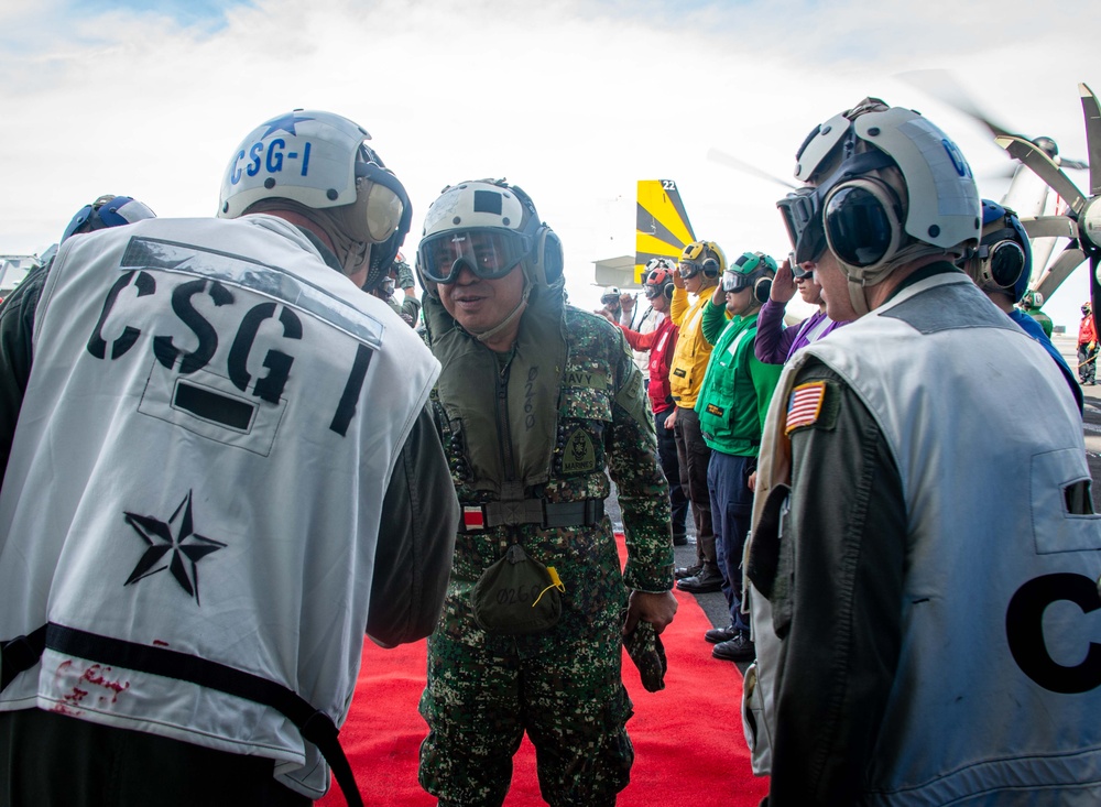 Officers from the Armed Forces of the Philippines Visit USS Carl Vinson (CVN 70)