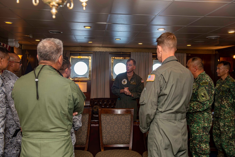 Officers from the Armed Forces of the Philippines Visit USS Carl Vinson (CVN 70)