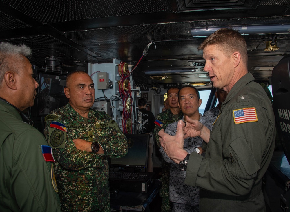 Officers from the Armed Forces of the Philippines Visit USS Carl Vinson (CVN 70)