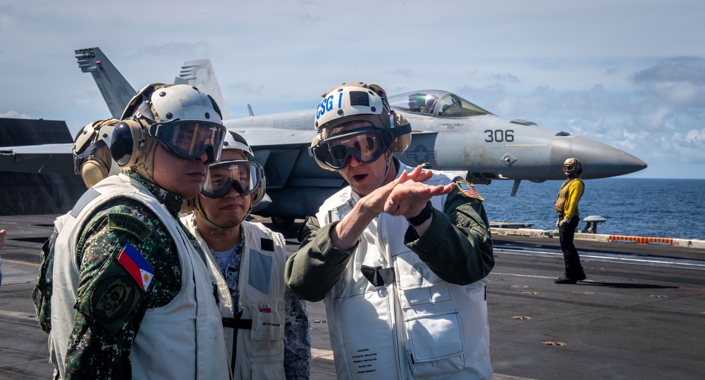 Officers from the Armed Forces of the Philippines Visit USS Carl Vinson (CVN 70)