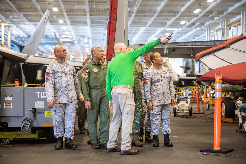 Officers from the Armed Forces of the Philippines Visit USS Carl Vinson (CVN 70)