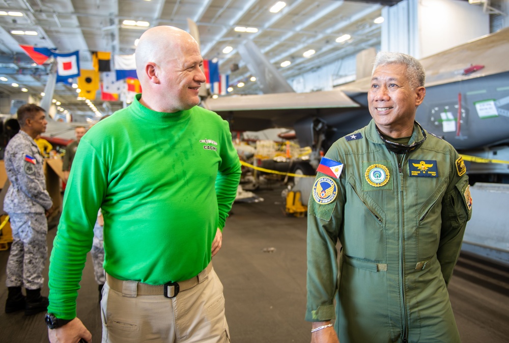 Officers from the Armed Forces of the Philippines Visit USS Carl Vinson (CVN 70)