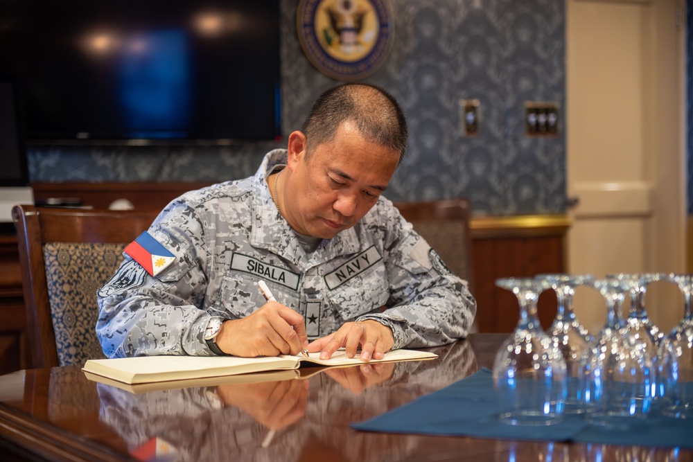 Officers from the Armed Forces of the Philippines Visit USS Carl Vinson (CVN 70)