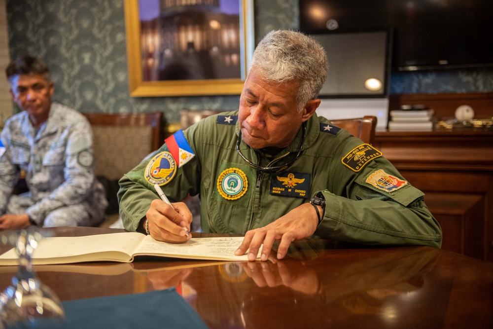 Officers from the Armed Forces of the Philippines Visit USS Carl Vinson (CVN 70)